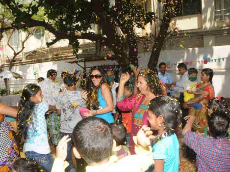 કૅંસરગ્રસ્ત બાળકો સાથે હોળી ઉજવતાં તારા શર્મા