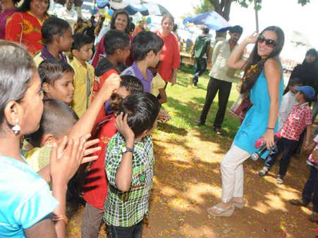 કૅંસરગ્રસ્ત બાળકો સાથે હોળી ઉજવતાં તારા શર્મા