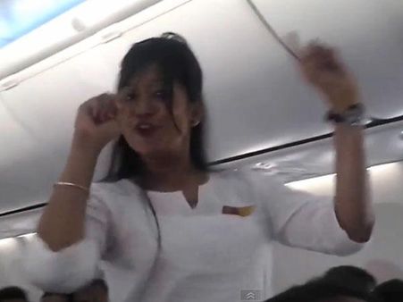 એર હોસ્ટેસના વાંકે પાયલોટને ડામ.. હવામાં રમી હોળી જુઓ વીડિયો