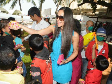 ‘તારા’ ઝમીં પર : કૅંસરગ્રસ્ત બાળકો સાથે ઉજવી હોળી!