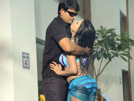 સત્ય સમજાતાં પહેલાં નગ્નતા પરોસતી વીણા!