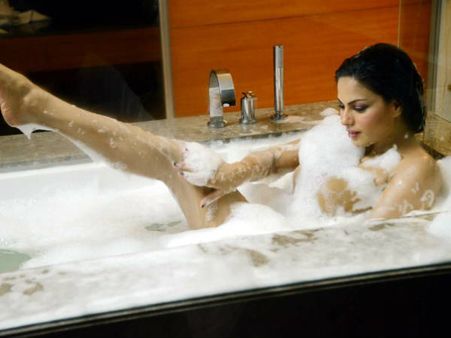 સત્ય સમજાતાં પહેલાં નગ્નતા પરોસતી વીણા!