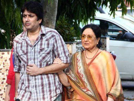 નંદાના અંતિમ સંસ્કારમાં બૉલીવુડ સેલિબ્રિટીઓ