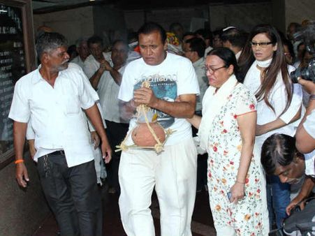 નંદાના અંતિમ સંસ્કારમાં બૉલીવુડ સેલિબ્રિટીઓ