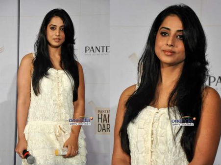 ધવલ વસ્ત્રોમાં ધબકાર વધારતી સુંદરીઓ