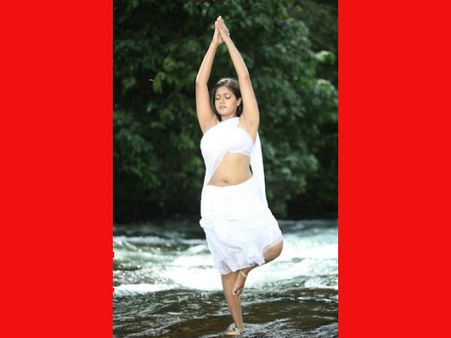 ધવલ વસ્ત્રોમાં ધબકાર વધારતી સુંદરીઓ