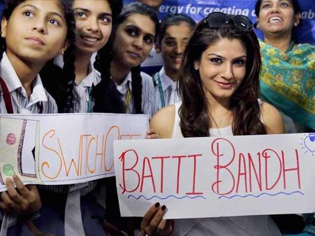 અર્થ આવર દરમિયાન રવિના ટંડન અર્થ આવર દરમિયાન રવિના ટંડન