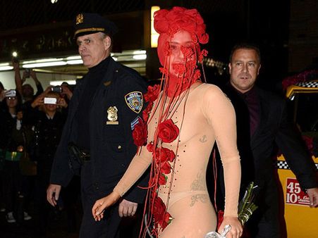 આ ન્યૂડ અંદાજમાં પોતાની બર્થડે પાર્ટીમાં પહોંચી ગાગા