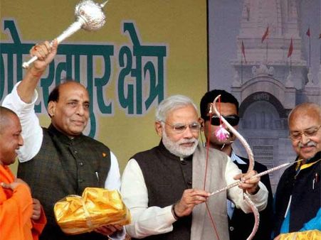 ચૂંટણી અખાડામાં મોદી પર ચોતરફથી થઇ રહ્યા છે પ્રહારો...