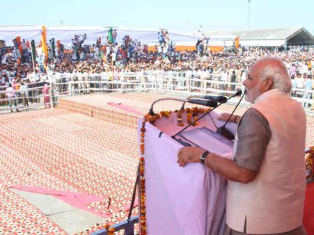 સોનિયાજી મહિલાઓને ગેરમાર્ગે દોરે છે