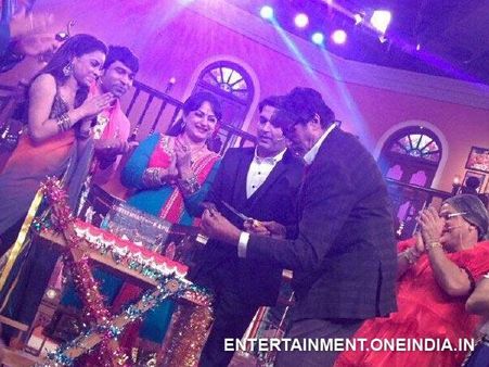 અમિતાભે કેક કપાવી અમિતાભે કેક કપાવી