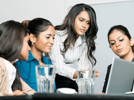 7 મહિલાઓ