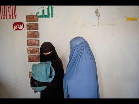 અફઘાન મહીલા તેના બાળક સાથે