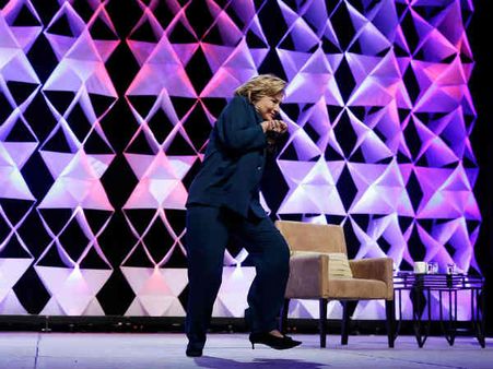 લાસ વેગાસમાં હિલેરી ક્લિન્ટન પર જુતું ફેંકાયુ; મહિલાની અટકાયત