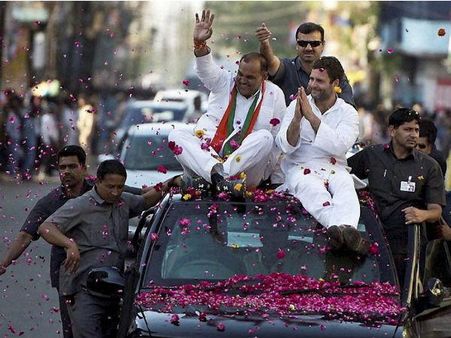 ધૂમ વેચાઇ રહી છે રાહુલનું વાંધાજનક પુસ્તક, રાહુલને ગણાવ્યા છે બળાત્કારી