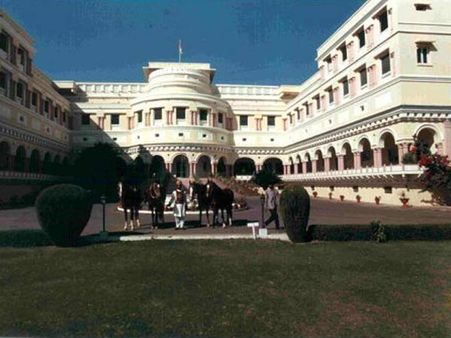 પેલેસની નીકટની તસવીર