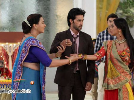 એક નયી પહચાન શોના સેટ પર પૂનમ ઢિલ્લોંની બર્થ ડે ઉજવણી