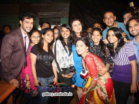 એક નયી પહચાન શોના સેટ પર પૂનમ ઢિલ્લોંની બર્થ ડે ઉજવણી