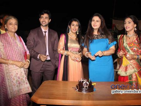 એક નયી પહચાન શોના સેટ પર પૂનમ ઢિલ્લોંની બર્થ ડે ઉજવણી