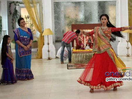 એક નયી પહચાન શોના સેટ પર પૂનમ ઢિલ્લોંની બર્થ ડે ઉજવણી