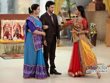 એક નયી પહચાન શોના સેટ પર પૂનમ ઢિલ્લોંની બર્થ ડે ઉજવણી