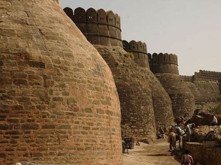 કિલ્લાની દિવાલ