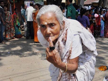 વયોવૃદ્ધ મહિલાએ કર્યુ મતદાન