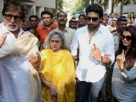 વોટિંગ કરવા ઉમટ્યા સિતારાઓ, આમીર-રજનીકાંતે કર્યું મતદાન