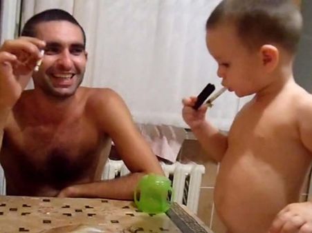 પિતાનાં અંદાજમાં સિગરેટને સળગાવે છે