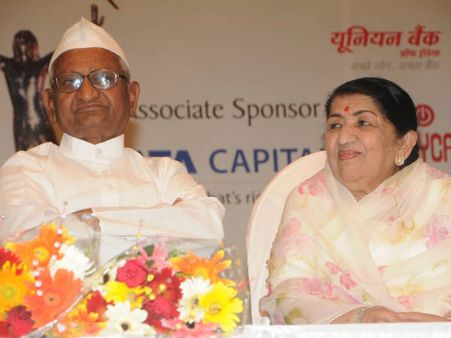 અણ્ણા-લતા એક મંચ પર અણ્ણા-લતા એક મંચ પર