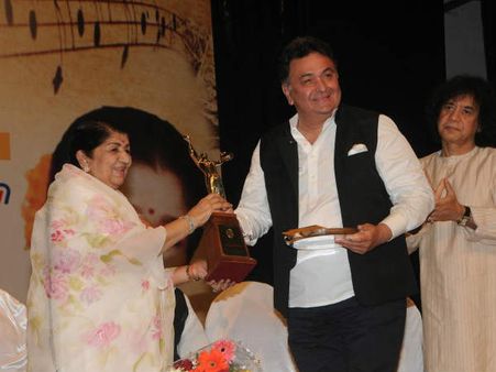 Pics : ખોળામાં રમેલા ઋષિનું સન્માન કરતાં લતા, અણ્ણાને પણ ઍવૉર્ડ