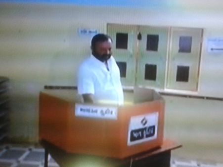 વિઠ્ઠલ રાદડિયાએ કર્યું મતદાન