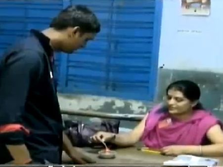 મતદાન કરી રહેલો યુવાન