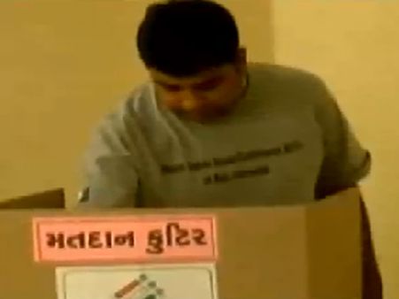 યુવાનોએ કર્યુ મતદાન