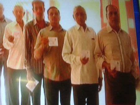 મતદાન કરતા મતદાતા