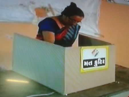 મતદાન કરતી મહિલા