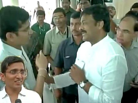 Video: ચિરંજીવીએ મતદાન દરમિયાન તોડી લાઇન, યુવકે કર્યો વિરોધ