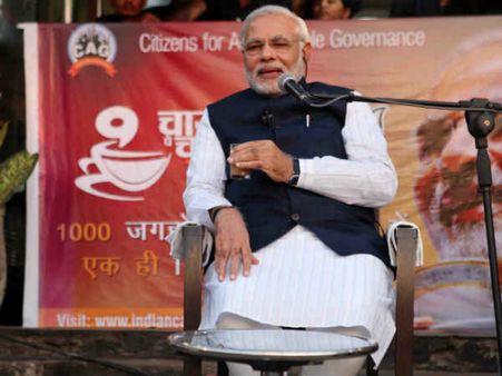 અમેરિકા વિઝા લેવા લાઇનમાં ઊભું રહે 
