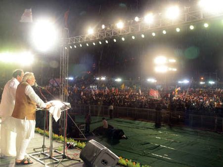 ભરવરસાદમાં મોદીનું ભાષણ