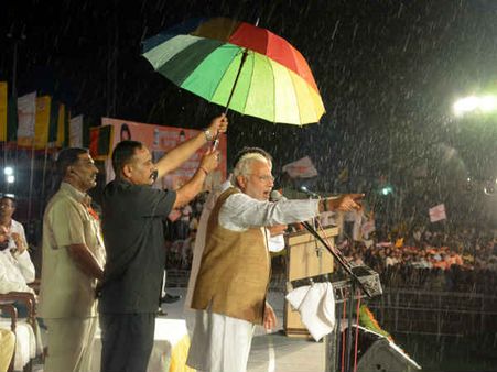ભરવરસાદમાં મોદીનું ભાષણ