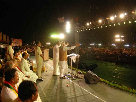 ભરવરસાદમાં મોદીનું ભાષણ