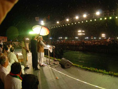 ભરવરસાદમાં મોદીનું ભાષણ