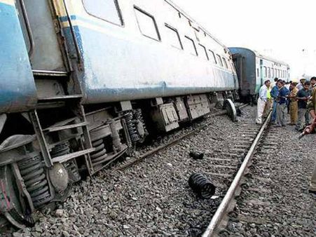 મુંબઇ નજીક પેસેન્જર ટ્રેન પાટા પરથી ઉતરી પડી, 12ના મોત