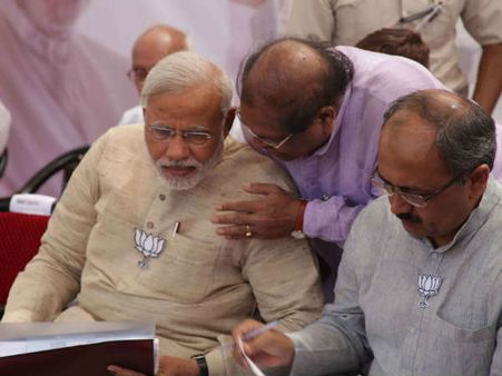 હું જણાવું છું કે સ્મૃતિ ઇરાણી છે... હું જણાવું છું કે સ્મૃતિ ઇરાણી છે...