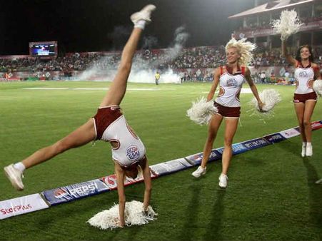 વિવાદોથી લીડર્સ-ચીયરલીડર્સ