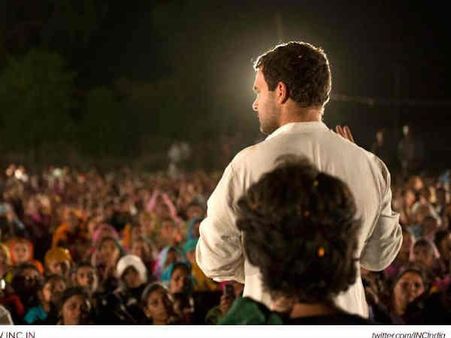 મંચ પર પ્રિયંકાની હાજરી 