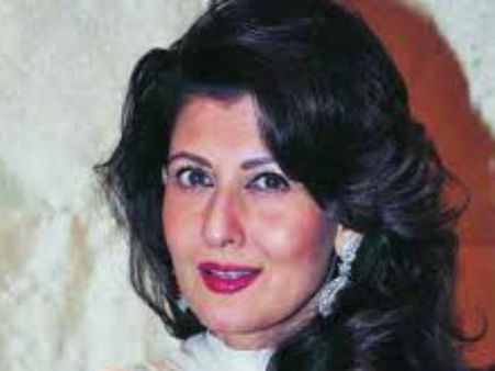 સિને જગતથી દૂર