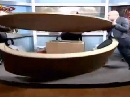 Video: લાઇવ શો દરમિયાન બે પત્રકારો વચ્ચે મારપીટ