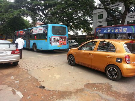 મોટા વ્હીકલને ફોલો કરો