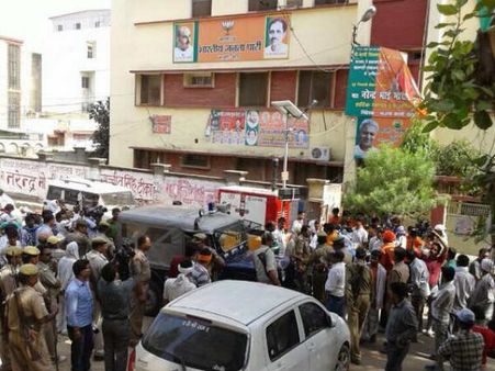 વારાણસીમાં ભાજપના કાર્યાલય પર પોલીસના દરોડા વારાણસીમાં ભાજપના કાર્યાલય પર પોલીસના દરોડા